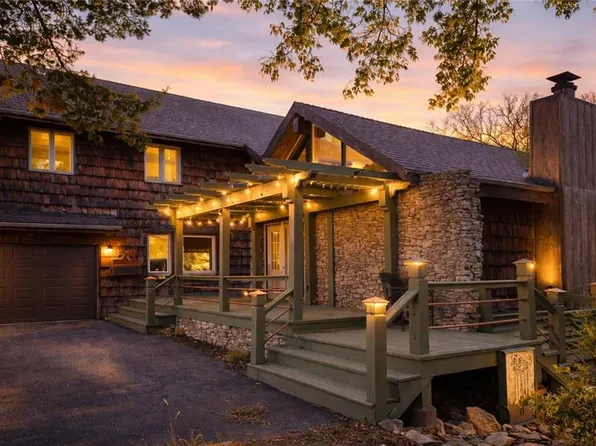 3907 NE Beach Rd, Lees Summit, MO 64064