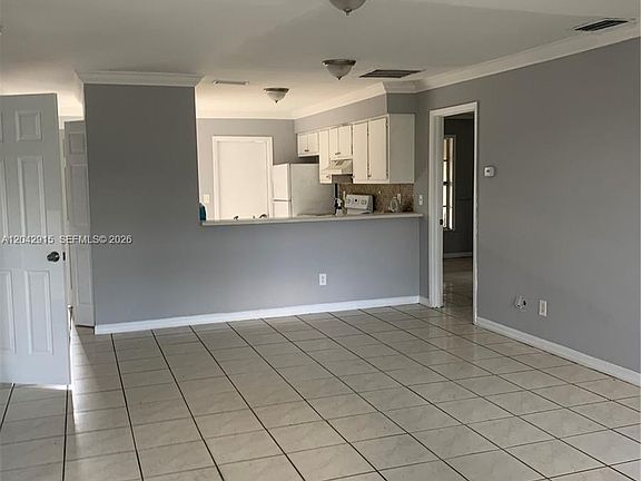 3rd image of 648/650 Creuset Ave S