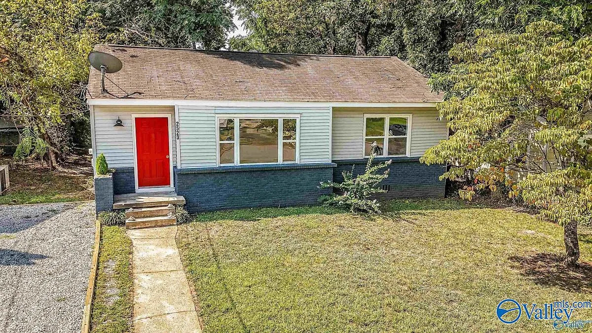 3 bed, 1.0 bath, 1085 sqft, $1,250 — Photo 2