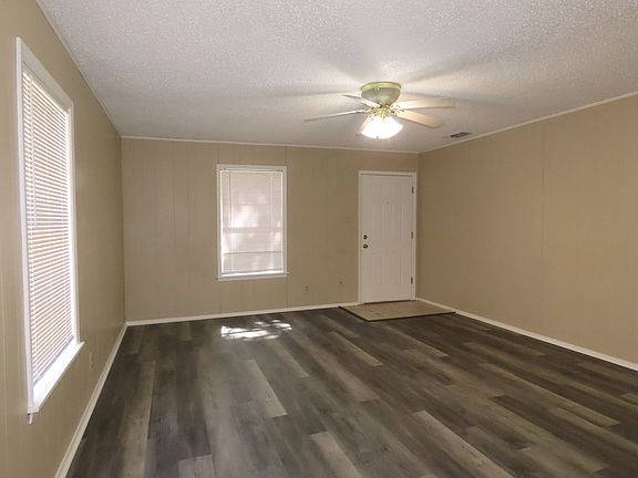 4th image of 807 Oakwood St
