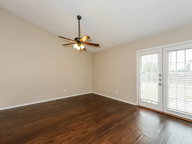 1385 Southridge Dr — Photo 3