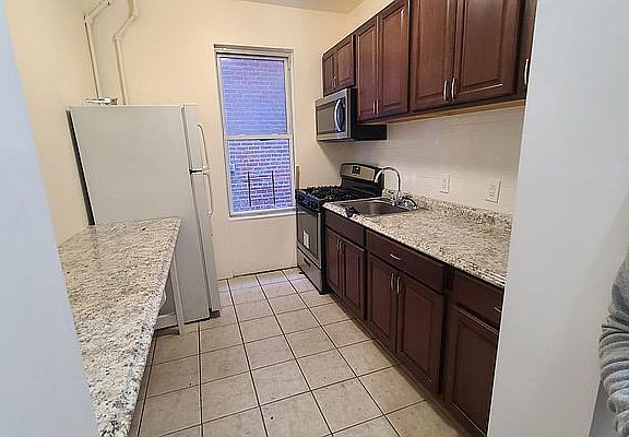 3rd image of 2777 University Ave #1