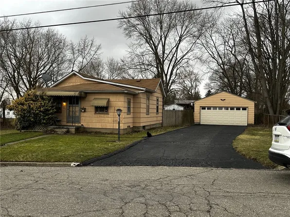 203 Lincoln Ave, Farrell, PA 16121