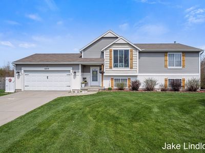 6879 Peninsula Dr NE, Rockford, MI, 49341
