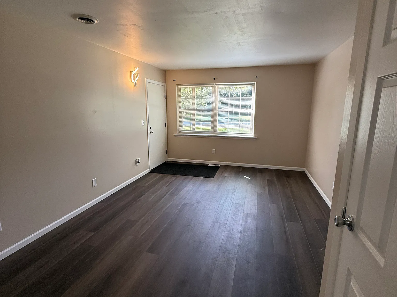 685 Carnation St SE, — Photo 2