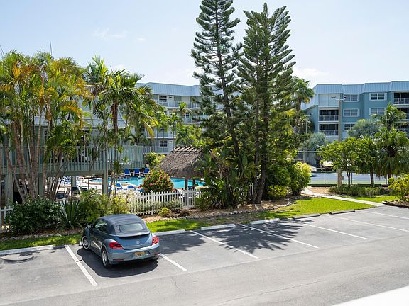 3rd image of 1901 S Roosevelt Blvd APT 103N