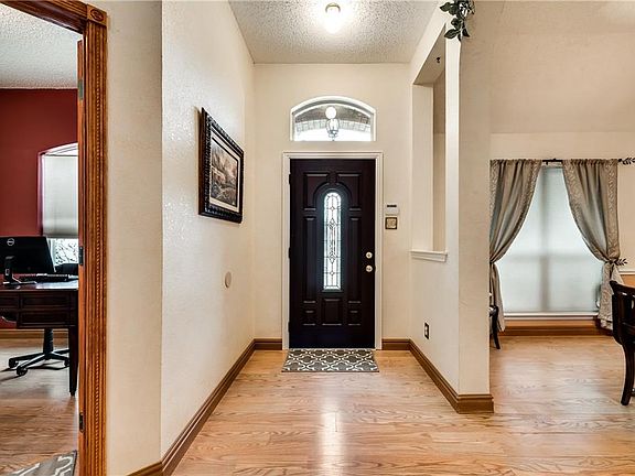 3rd image of 704 Parkwood Trl