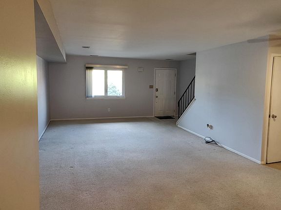 Spacious living room / dining area