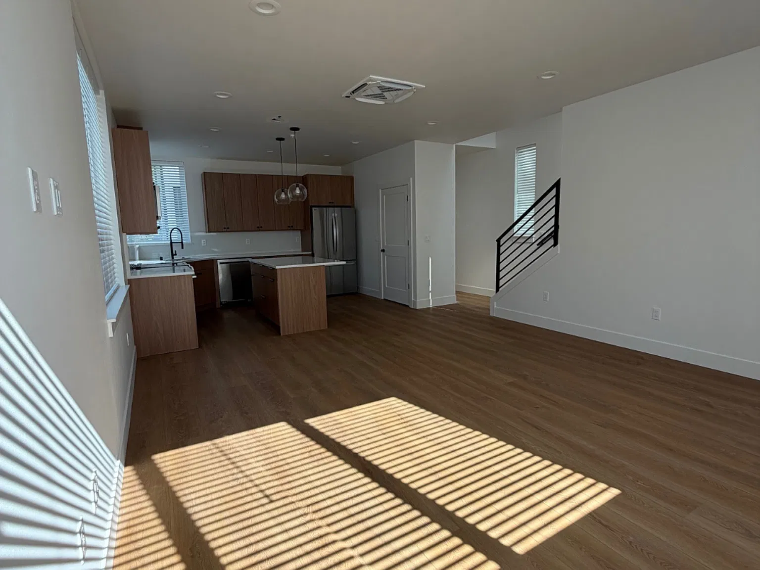3 bed, 2.5 bath, 1673 sqft, $3,700 — Photo 2