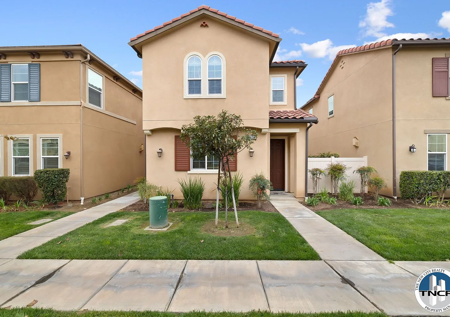Stunning Stand-Alone 4-Bedroom, 2.5-Bathroom Townhome — Photo 1