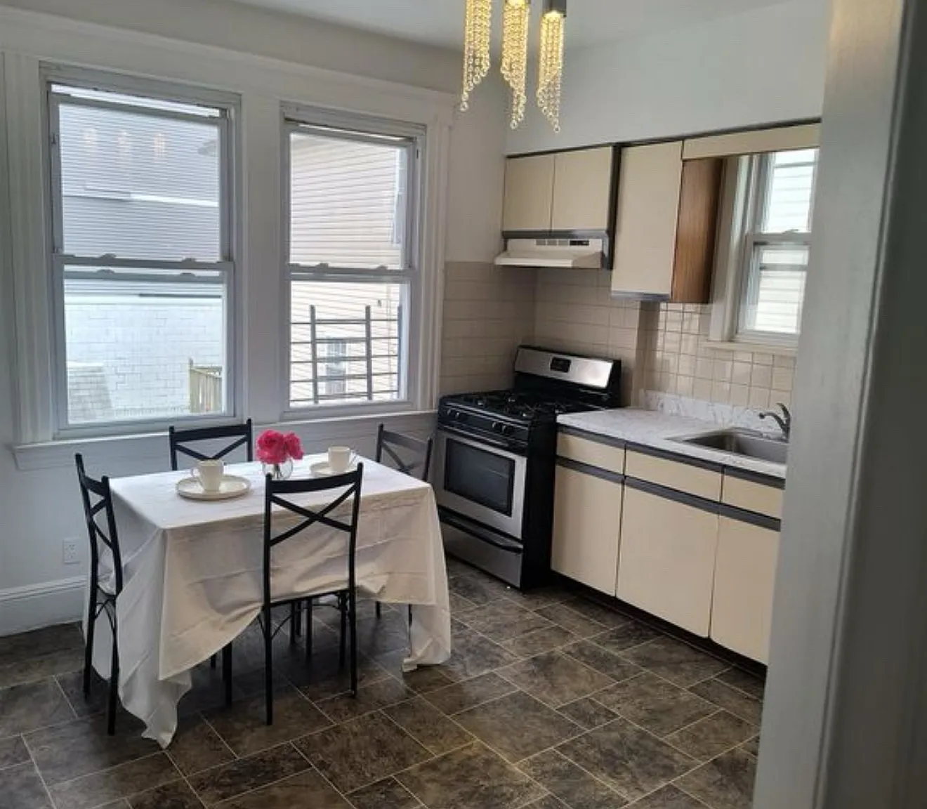 3 bed, 900 sqft, $2,300 — Photo 2