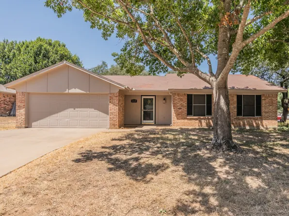 1517 Raintree Ln, Cleburne, TX 76033
