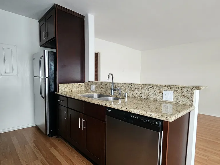 1850 Greenfield Ave #12 — Photo 6