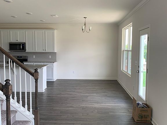 4th image of 562 Montrose Dr