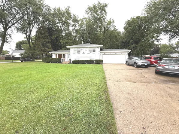 955 Silver Lake Rd, Cary, IL 60013