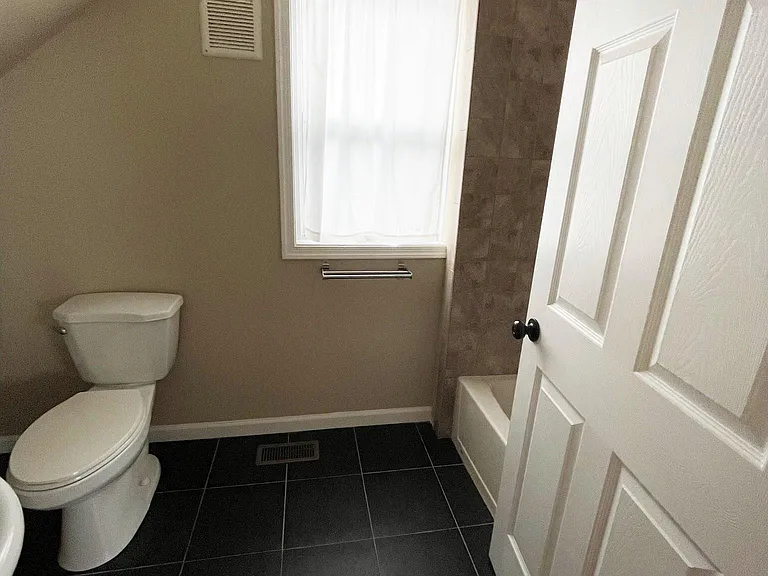 Upstairs Full Bathroom