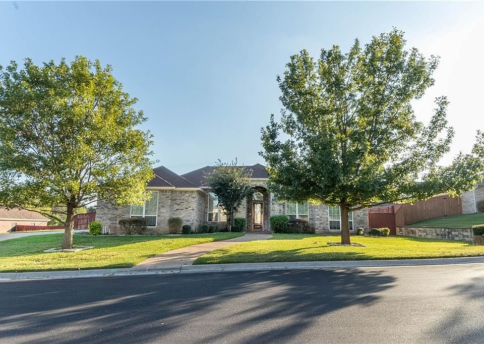1st image of 1115 Red Leaf Dr