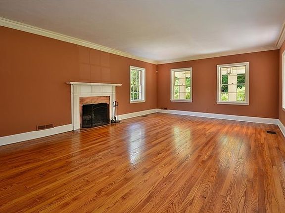 3rd image of 320 Edgewood Blvd