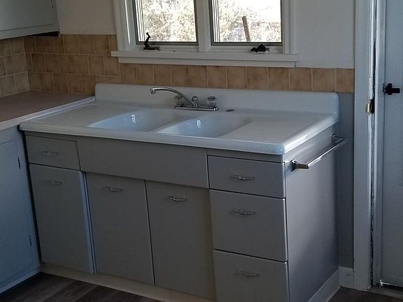 Kitchen (new flooring). Cabinets freshly painted (gray)