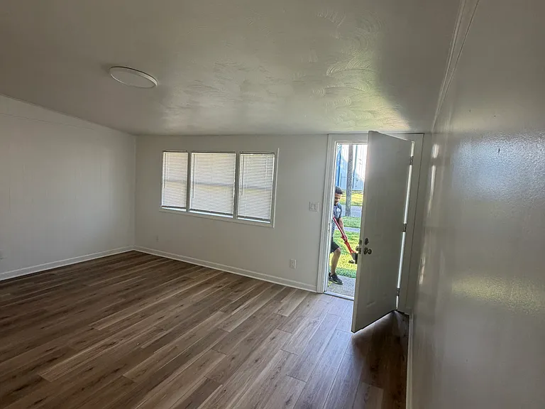 555 Dearborn Ave — Photo 15