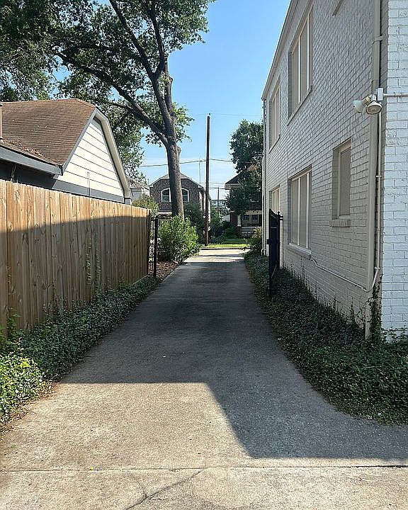 Private drive with gate 