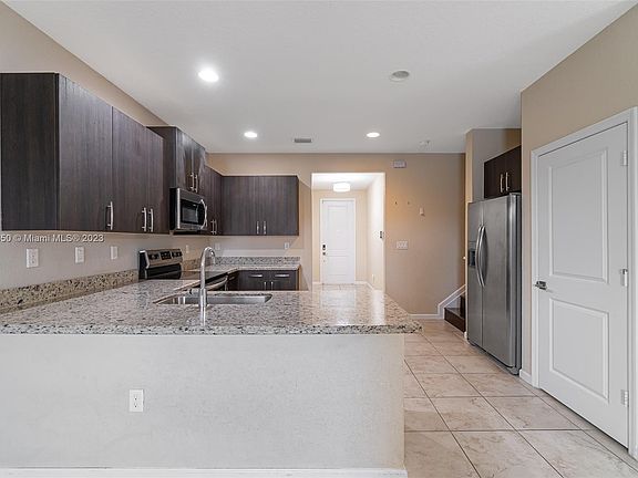 4th image of 2424 SE 15th St #2424
