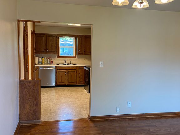 Dining area to kitchen