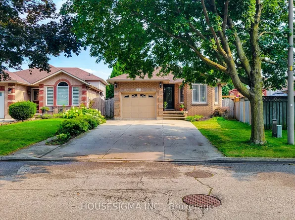 4 Treeview Ct, Hamilton, ON L8J 3R9