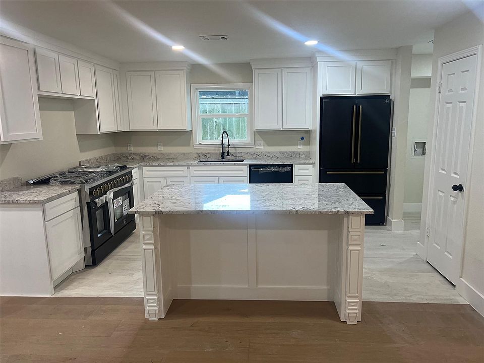 1st image of 963 Coachlight Dr