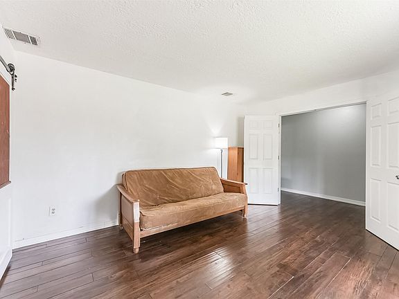 4th image of 5101 Creekview Dr