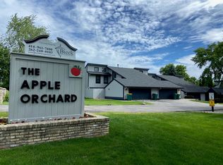 1217 W Pippin Ct, Mequon, WI 53092