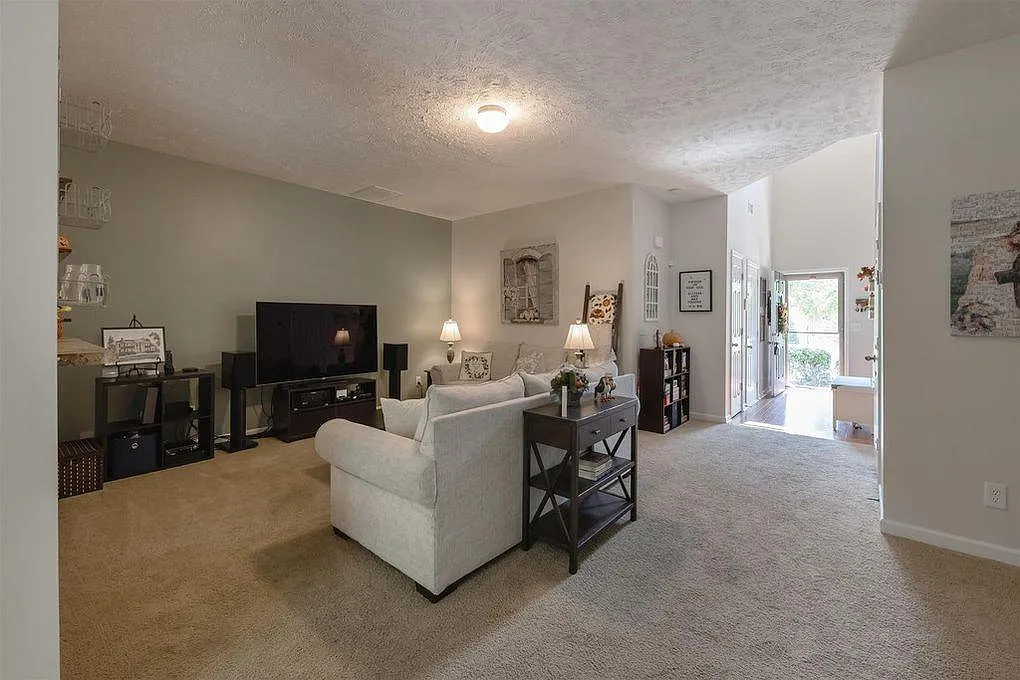 1426 Beech Grove Way — Photo 3