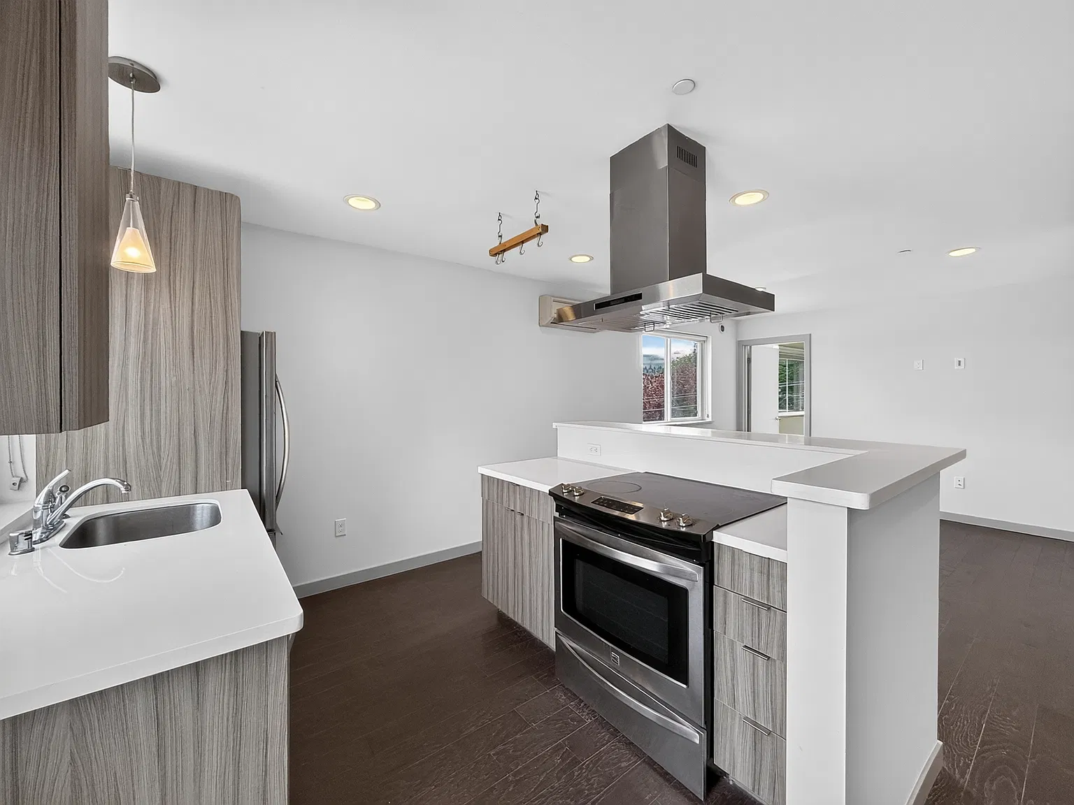 2110 W Dravus St — Photo 4