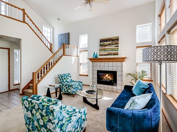 Living Room w/ Gas Fireplace