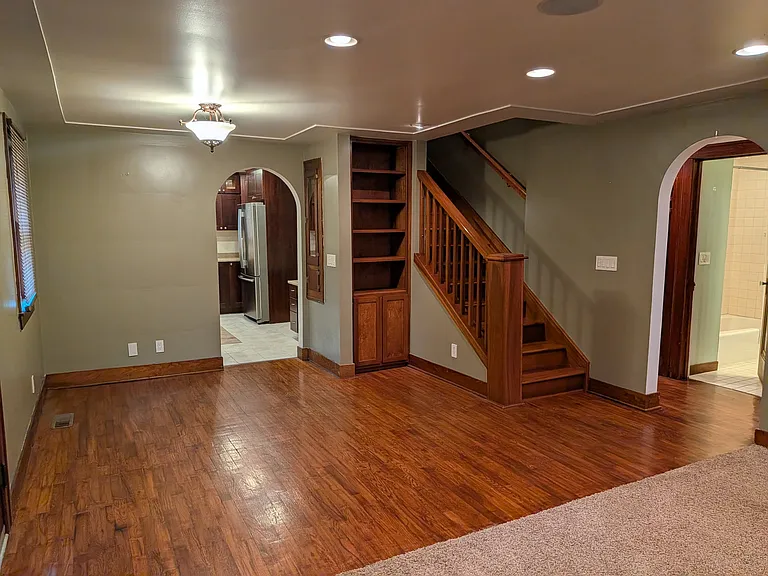 704 E West St — Photo 3