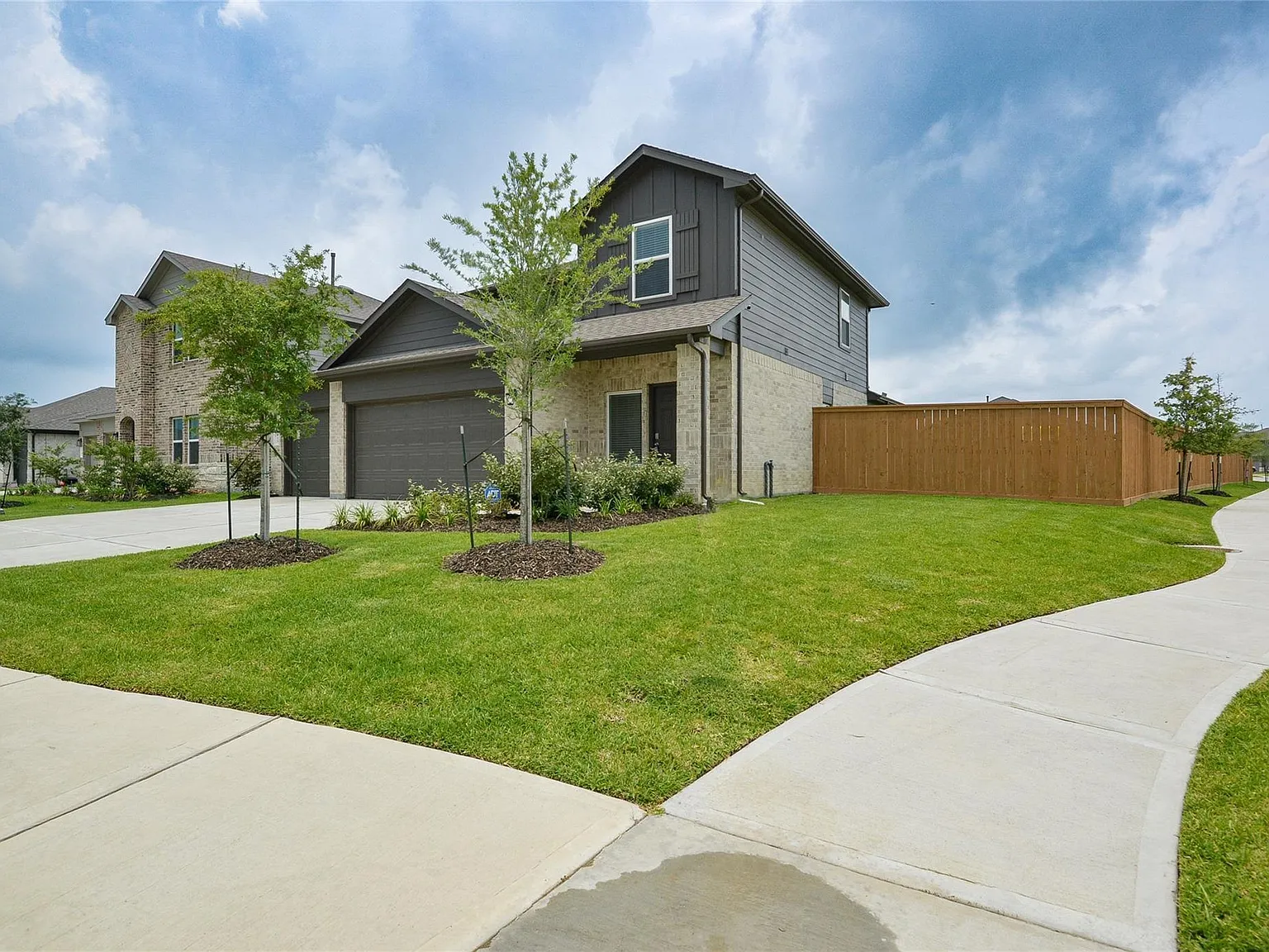 4 bed, 2.5 bath, 2182 sqft, $2,500 — Photo 2