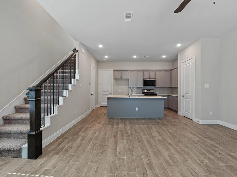 4267 Shavano Dr — Photo 4