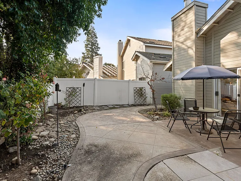 N Woodlawn Dr — Photo 24