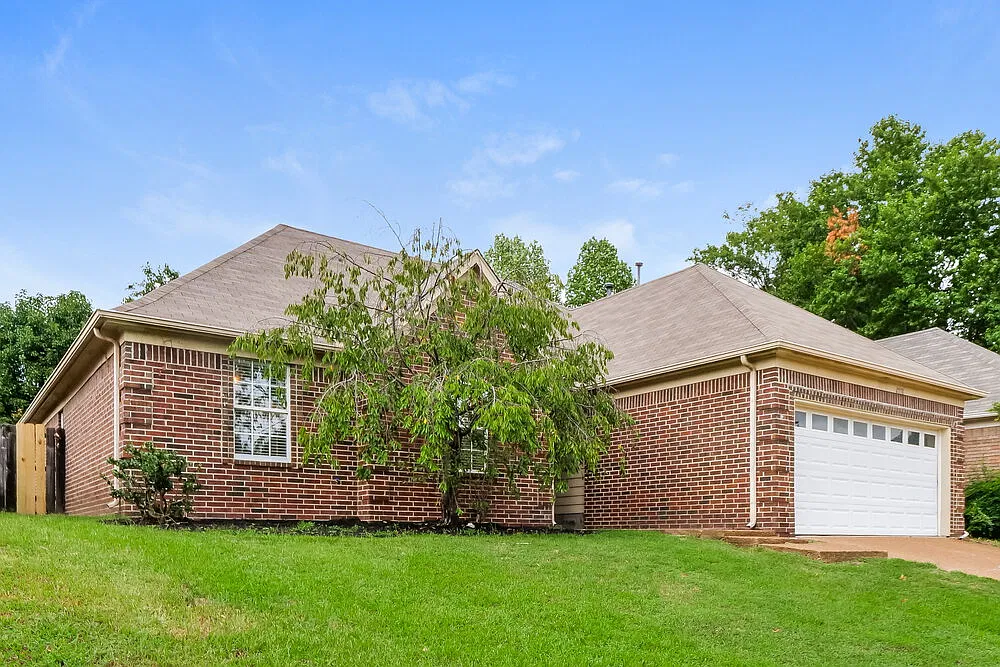 3 bed, 2.0 bath, 1588 sqft, $1,845 — Photo 3