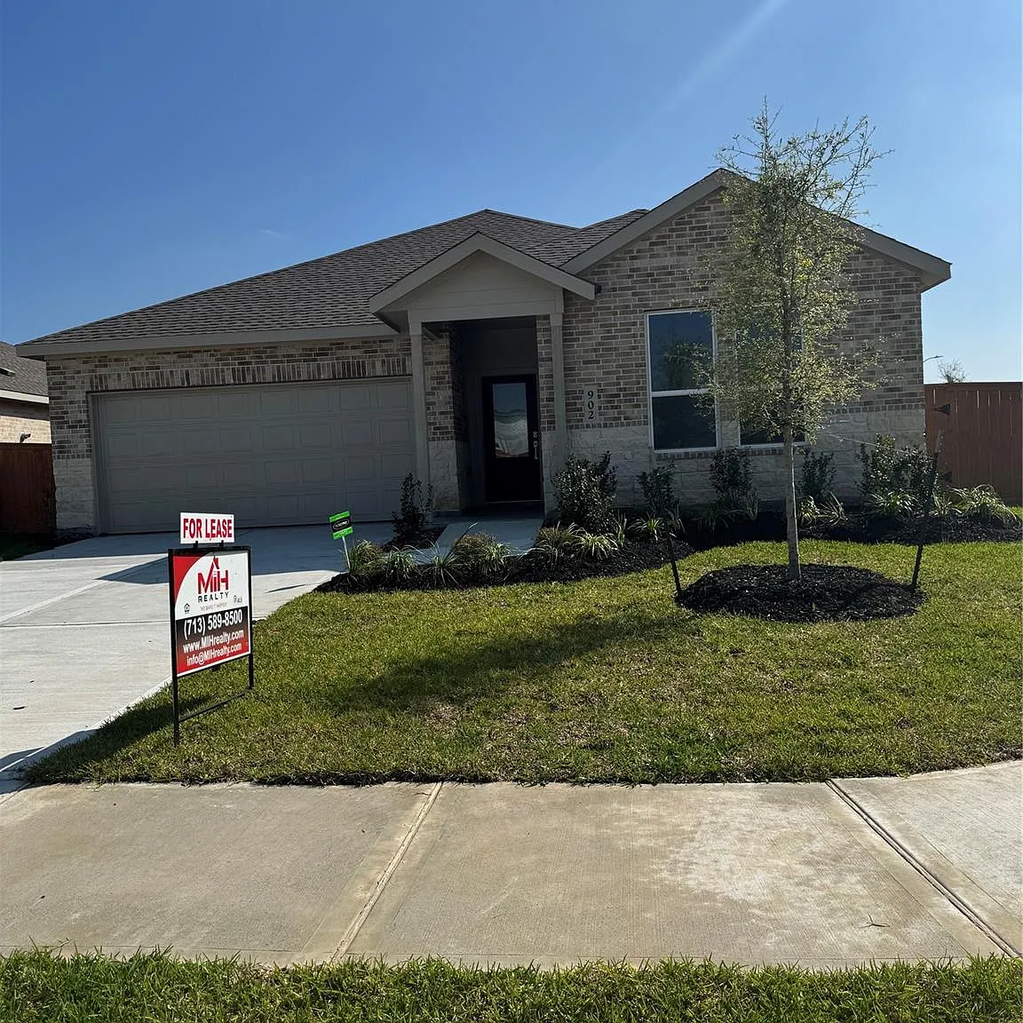 4 bed, 2.0 bath, 2081 sqft, $2,450 — Photo 3
