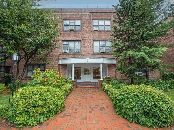 1 Townhouse Circle #3G, Great Neck, NY 11021