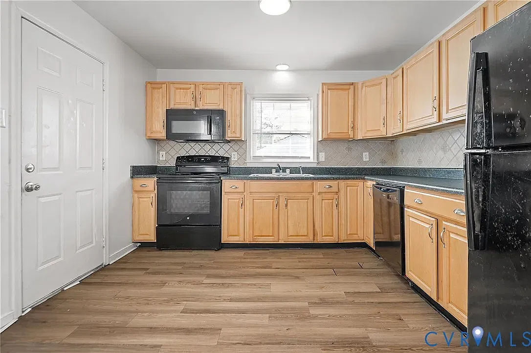 4 bed, 1296 sqft, $2,095 — Photo 3