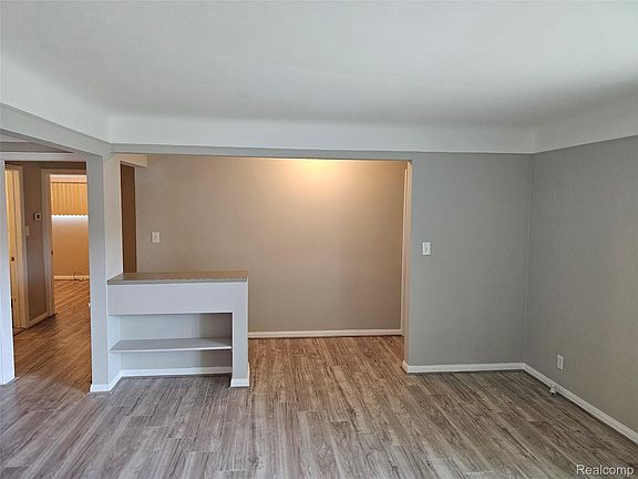 3rd image of 23091 Sussex St