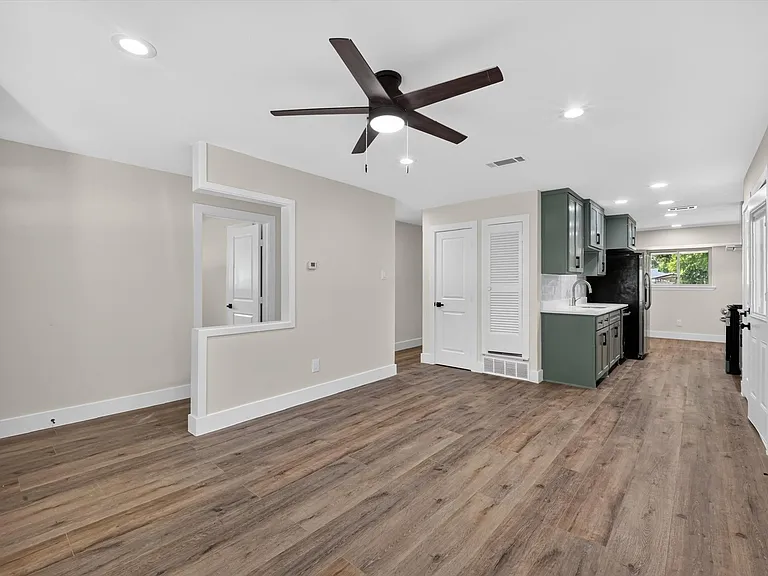 913 Russell Ln — Photo 15