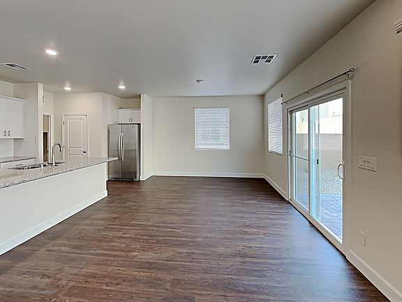 2nd image of 1810 Viaggio Ave