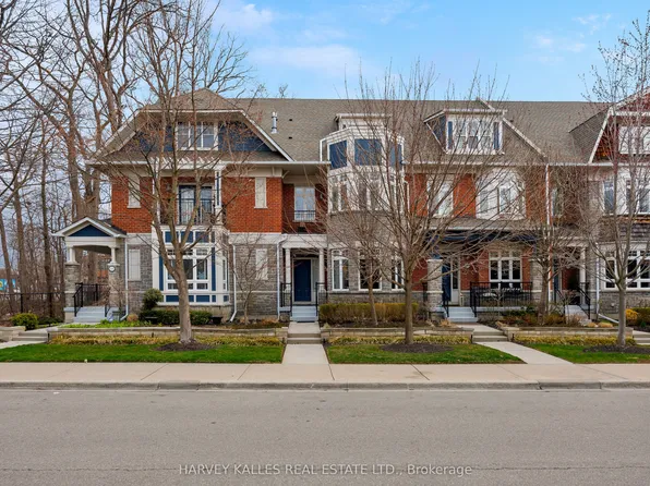 157 Saint Lawrence Dr, Mississauga, ON L5G 4V2