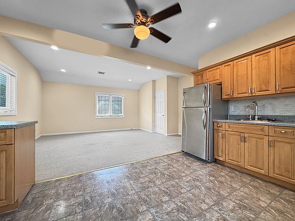4th image of 33 Leo Ln