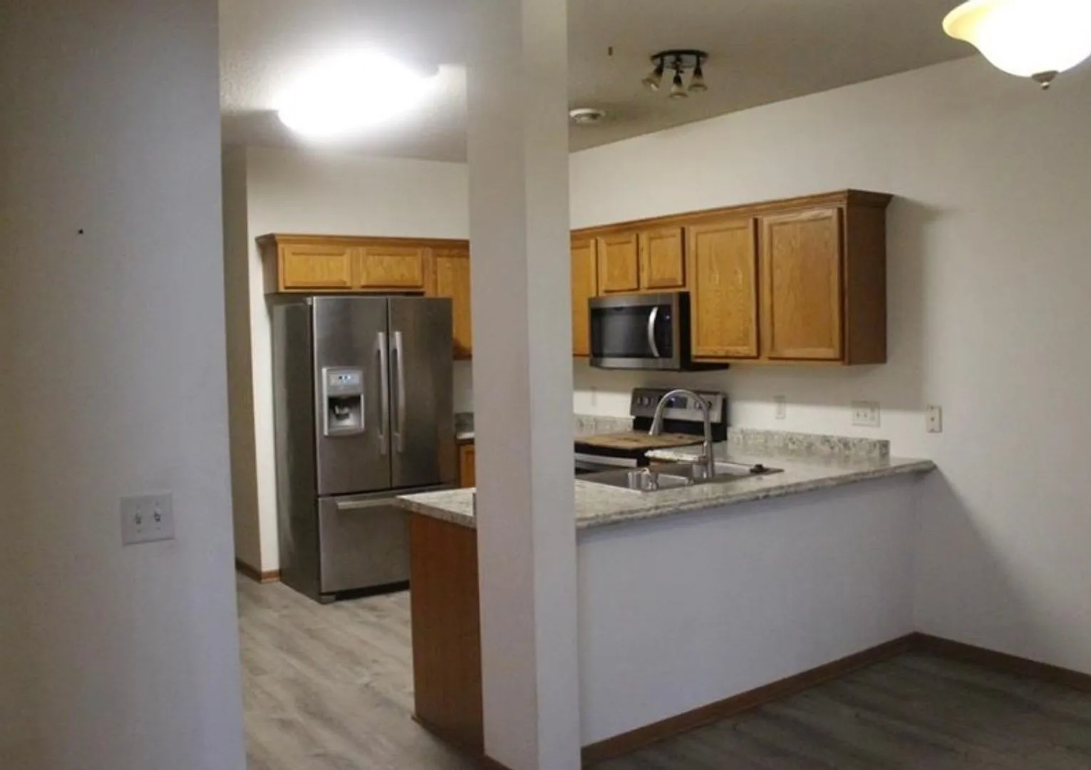End Unit Townhome *3Bed/2.5 Bath*3 Season Porch! Available 10/1. — Photo 4
