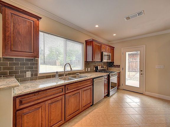 3rd image of 3521 Buena Vista Dr