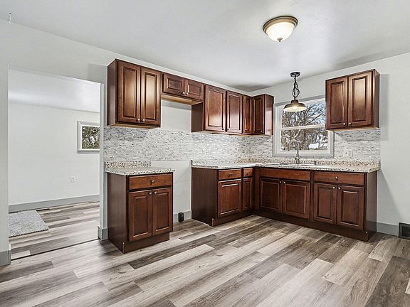 3rd image of 202 N Centerville Rd